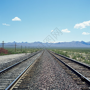 通往山区的铁路线图片
