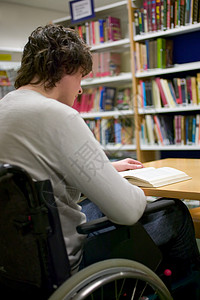 残疾人在图书馆读书图片
