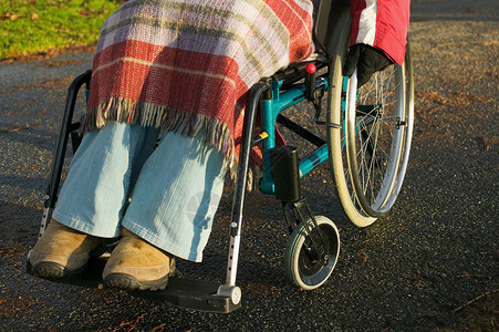 坐轮椅的残疾妇女图片