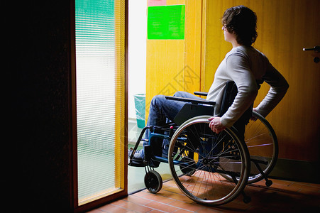 残疾人轮椅门口的残疾人背景