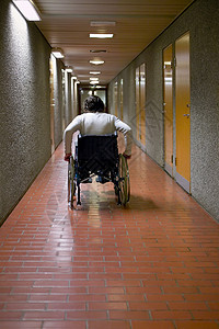 走廊里的残疾人背景图片