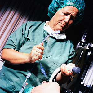 护士插管病人图片