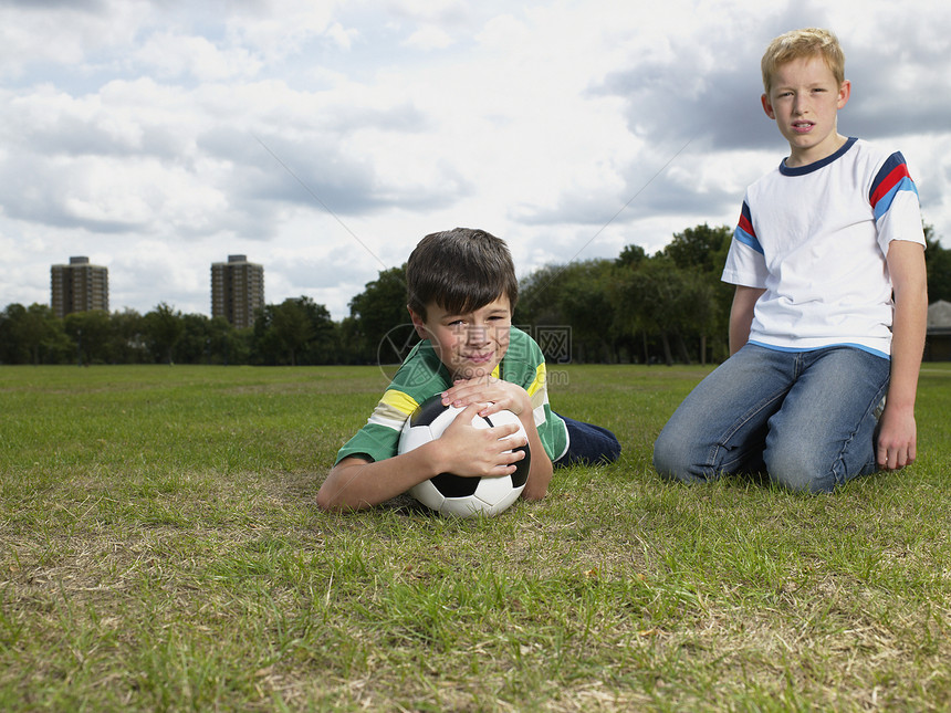 公园里踢足球的两个男孩图片