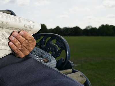 公园读书的老人图片
