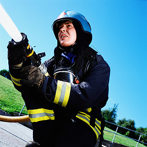 喷水消防员消防员操作软管背景