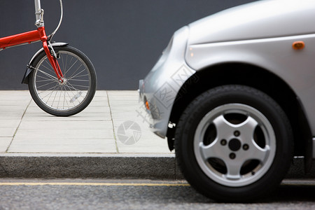 自行车和汽车图片