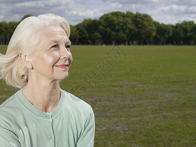 公园里的老妇人白种人高清图片素材