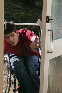 正在推开门的残疾人图片