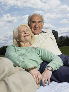 在公园里放松的老年夫妇外国高清图片素材