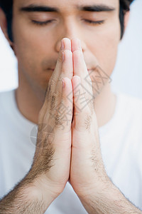 祈祷的男人图片
