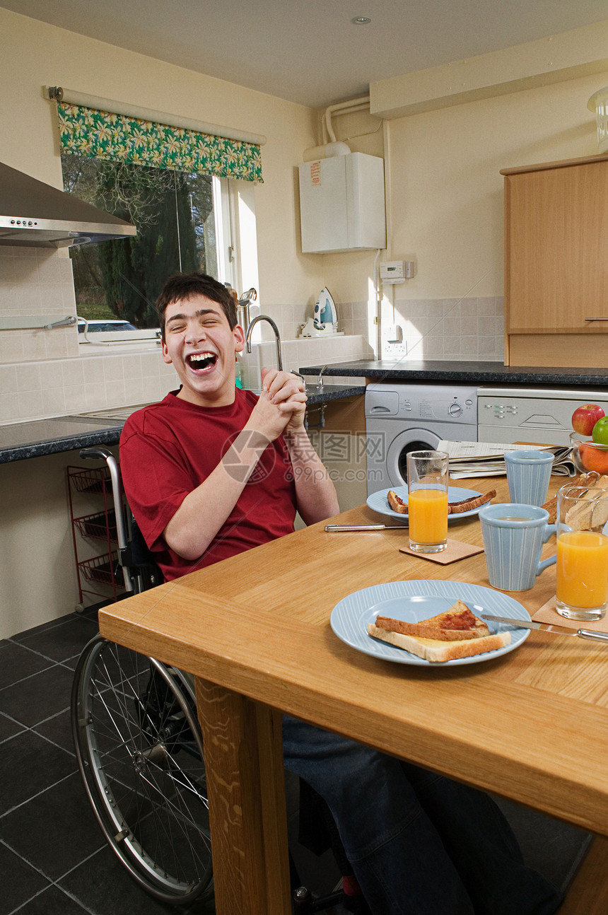 在早餐桌上的残疾人图片