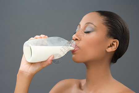喝牛奶的女人在室内高清图片素材
