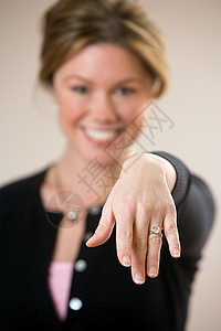 戴订婚戒指的女人图片