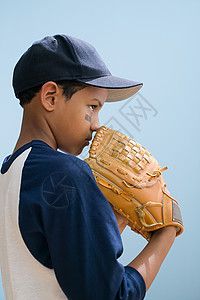 穿棒球服的男孩图片