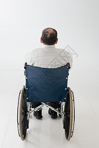 坐轮椅的人图片