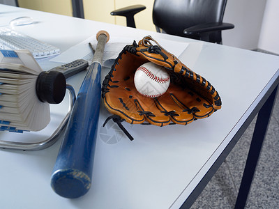 桌子上的棒球器材图片