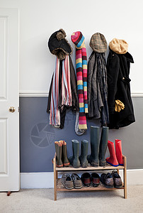 鞋墙高清素材挂在走廊墙上的外套和帽子背景