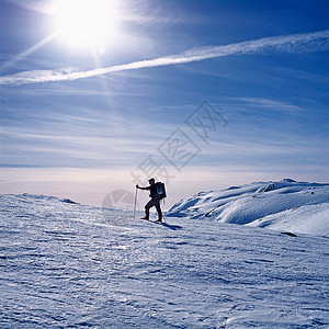 爬雪山的人图片