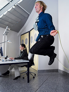 在办公室跳绳的人图片