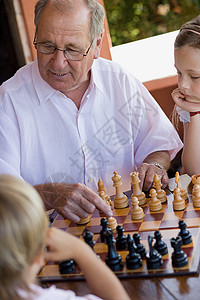 和孙子下棋的爷爷图片