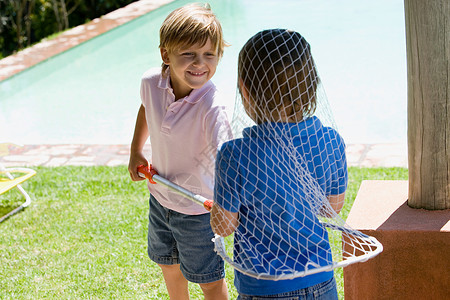 背着渔网的男孩玩渔网的男孩背景