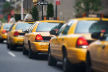 在纽约市黄色出租车排队背景