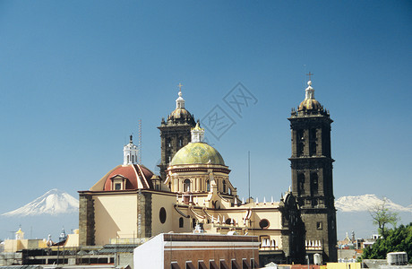 普埃布拉大教堂和火山高清图片