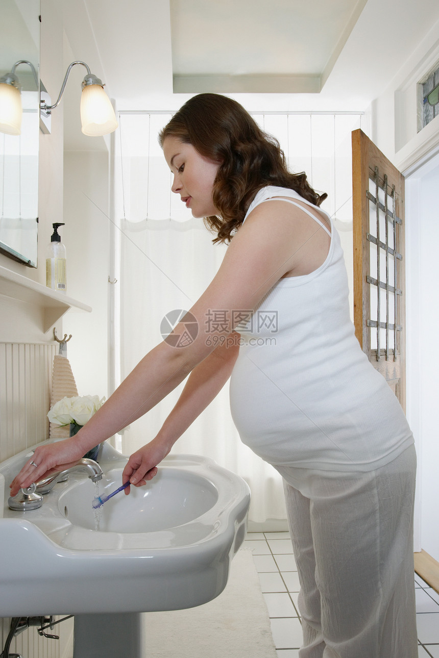 拿牙刷的孕妇图片