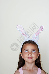 戴兔子耳朵的女孩图片