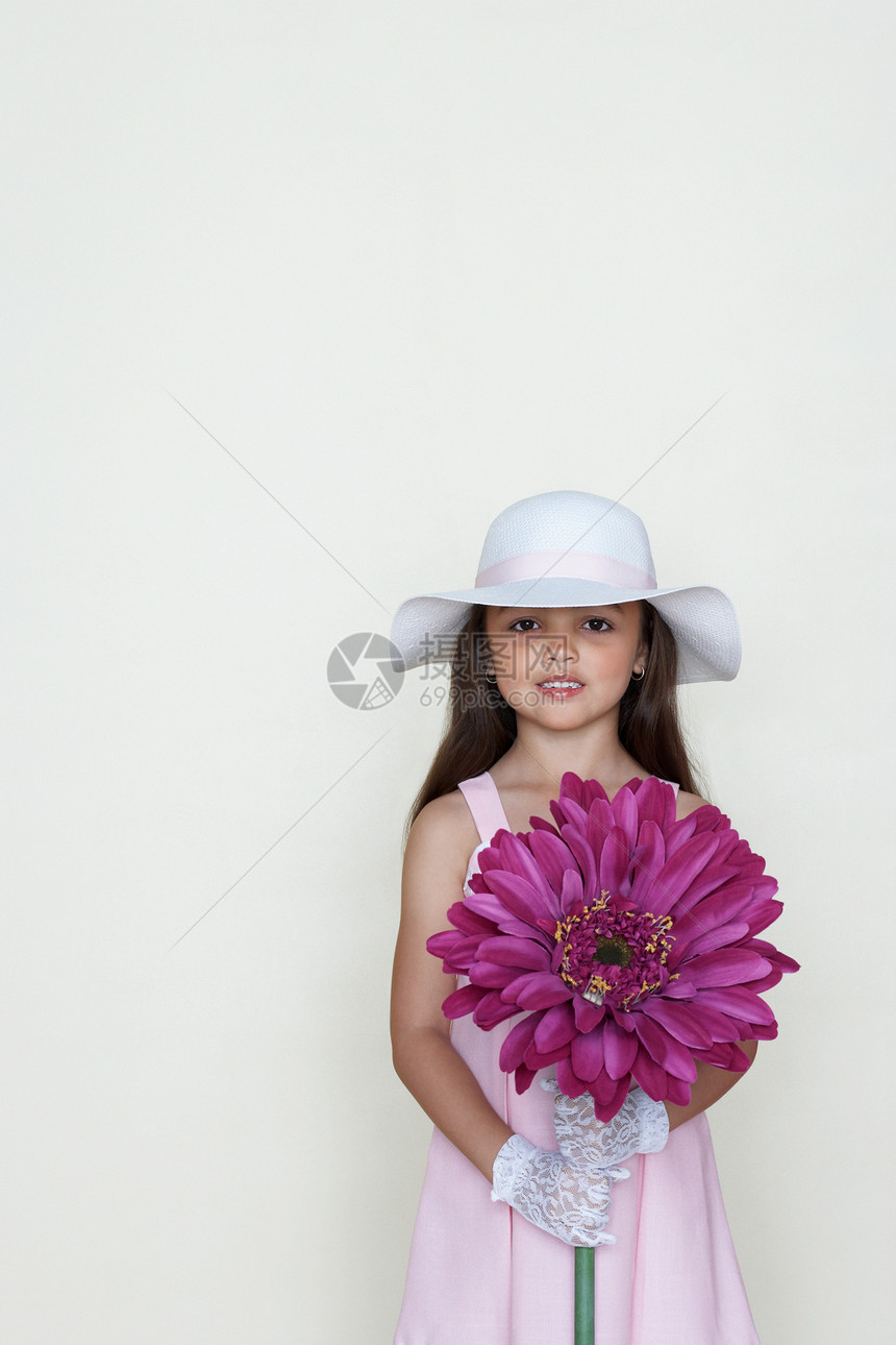 拿着一朵大花的女孩图片