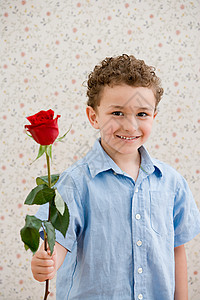 拿着玫瑰的男孩天真高清图片素材