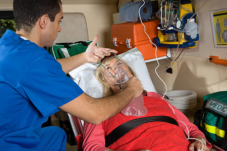 护士给病人戴上氧气面罩图片