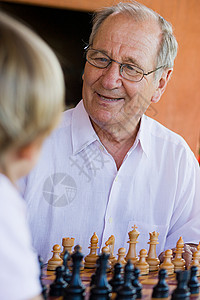 爷爷和孙子下棋图片