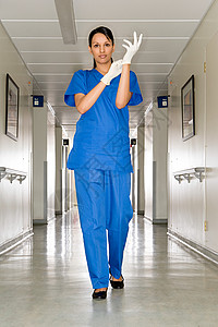 医院走廊的外科医生图片