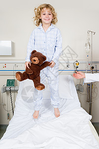女孩在医院的床上蹦跳图片