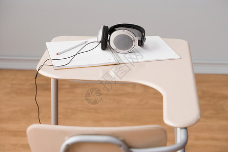 桌子上的耳机背景图片