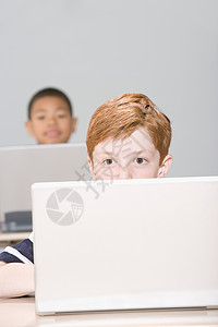 使用笔记本电脑的男孩图片