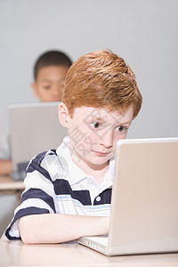 使用笔记本电脑的男孩小学高清图片素材