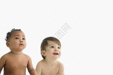 两个婴儿抬起头来小孩高清图片素材