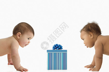 两个观察礼品盒的婴儿图片