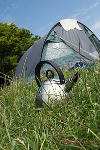 野营水壶和帐篷图片