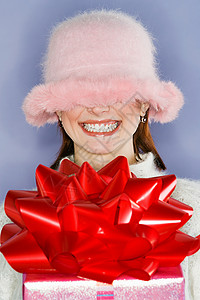 粉色帽子黛丝带蓬松的帽子遮住了脸的女人背景