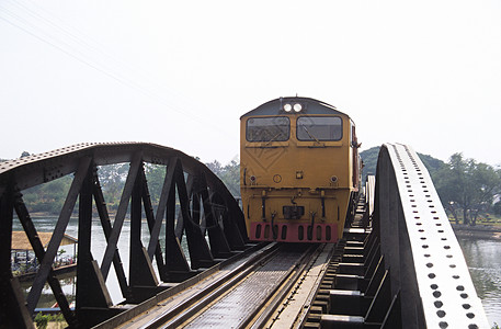在跨河大桥上火车图片