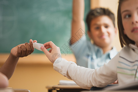 上课时传纸条的女孩小学生高清图片素材