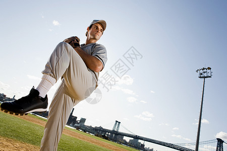 单腿站立的棒球投手高清图片