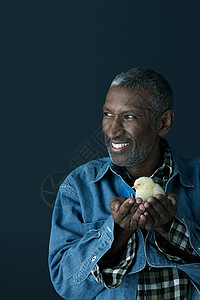 捧着小鸡的男人图片