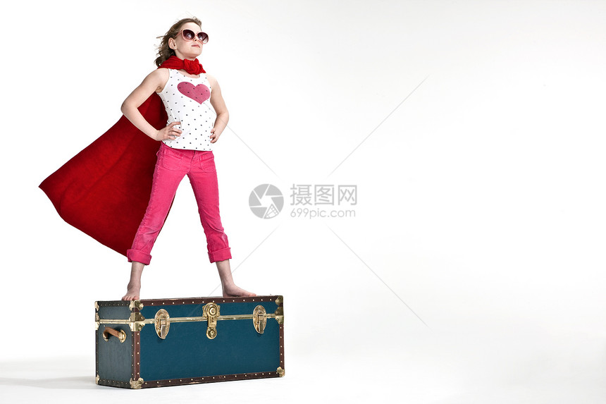 站在行李箱上打扮成超级英雄的女孩图片