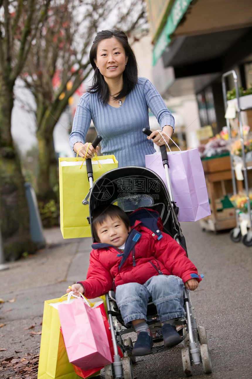 妈妈和小孩出去购物图片