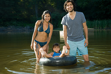 在湖边玩水的一家人图片