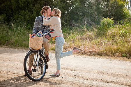 骑自行车亲吻情侣图片